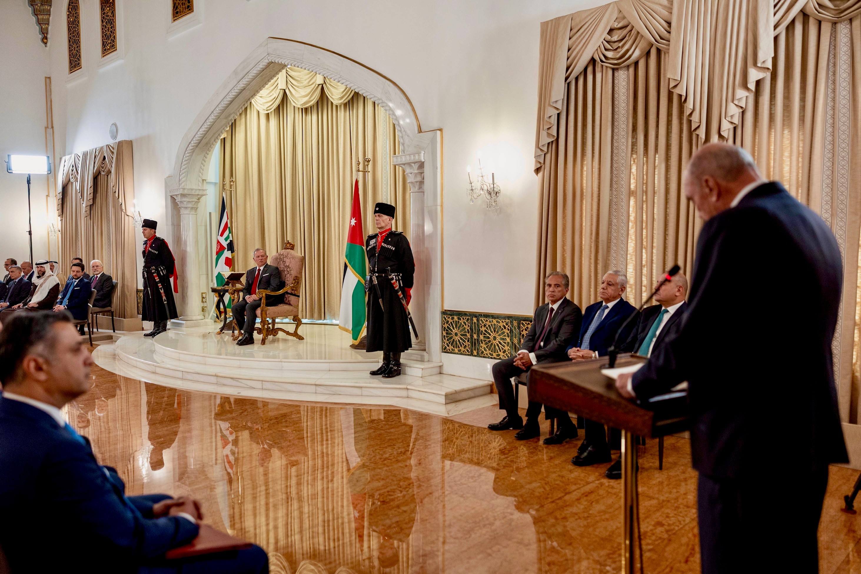 الملك يستمع إلى ردي مجلسي الأعيان والنواب على خطاب العرش