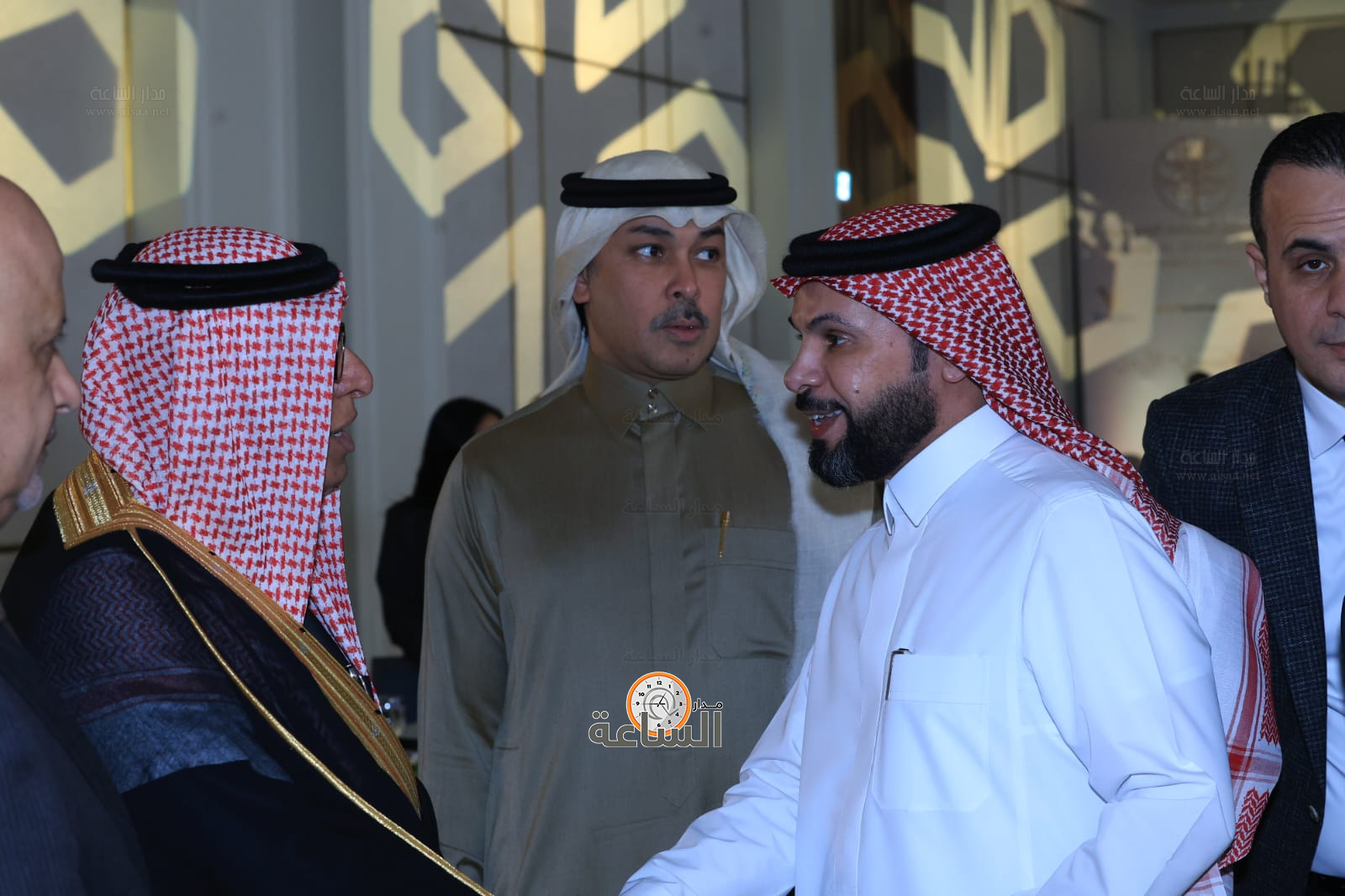 Madar Al-Saa Images 0.6404113585803696