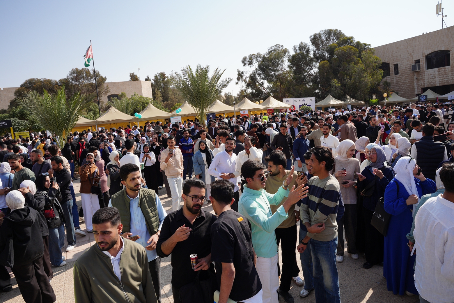 Madar Al-Saa Images 0.5017723487862416