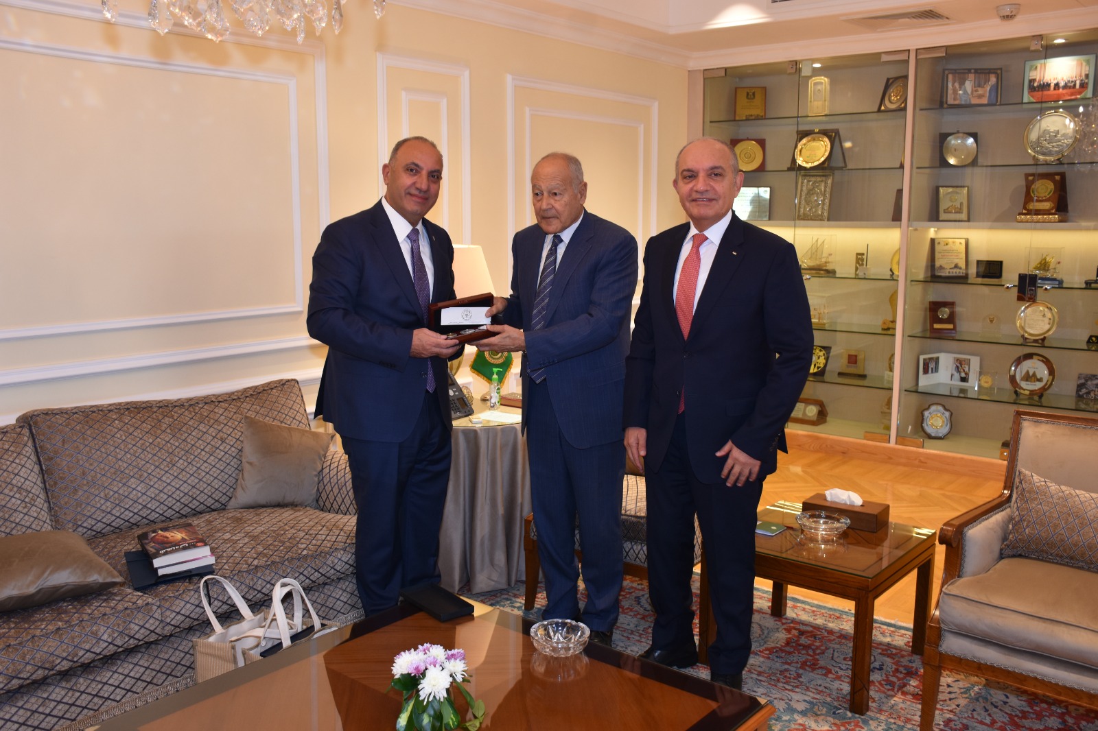 Madar Al-Saa Images 0.7621854979160975