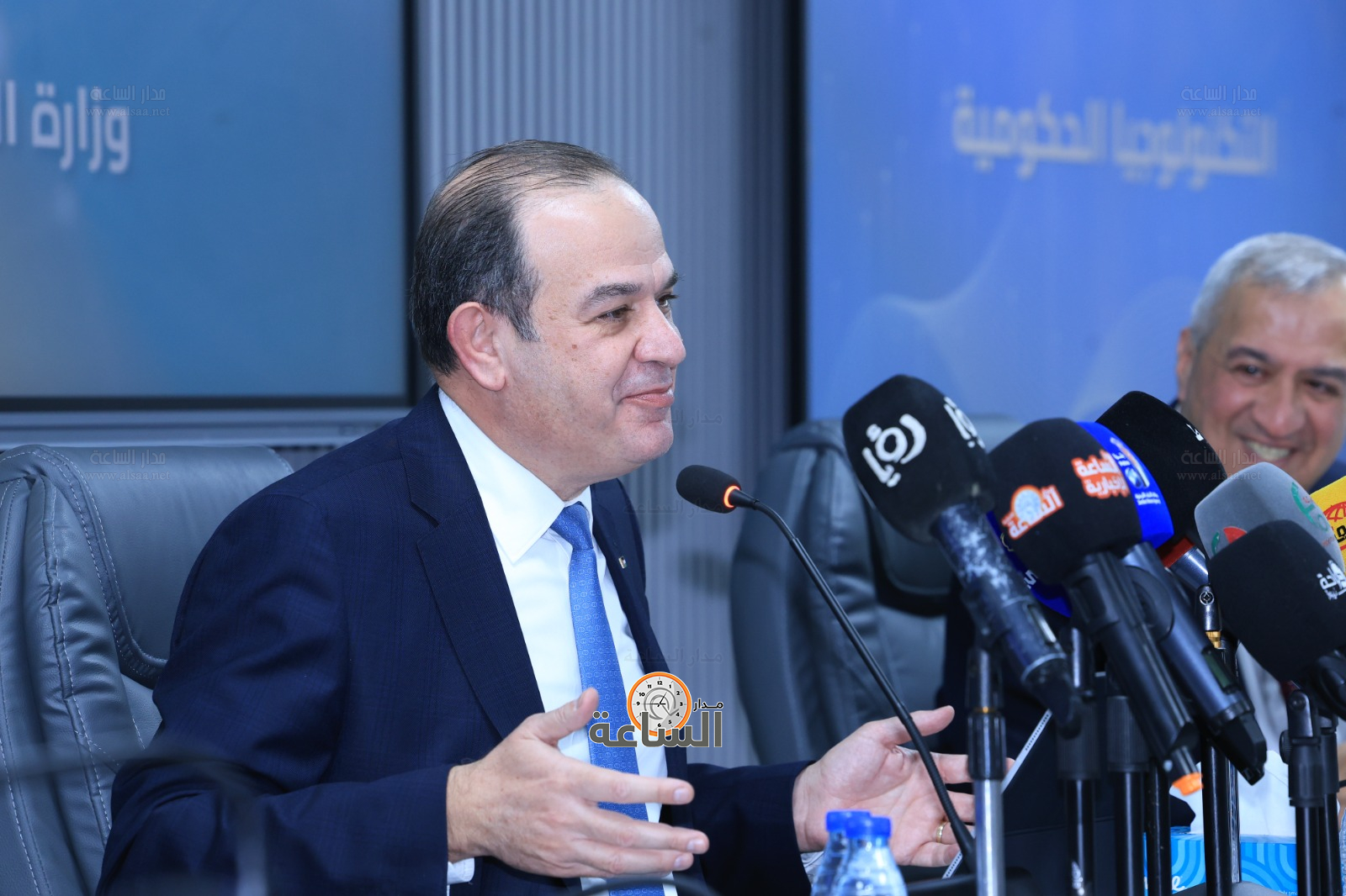 Madar Al-Saa Images 0.399002485987352