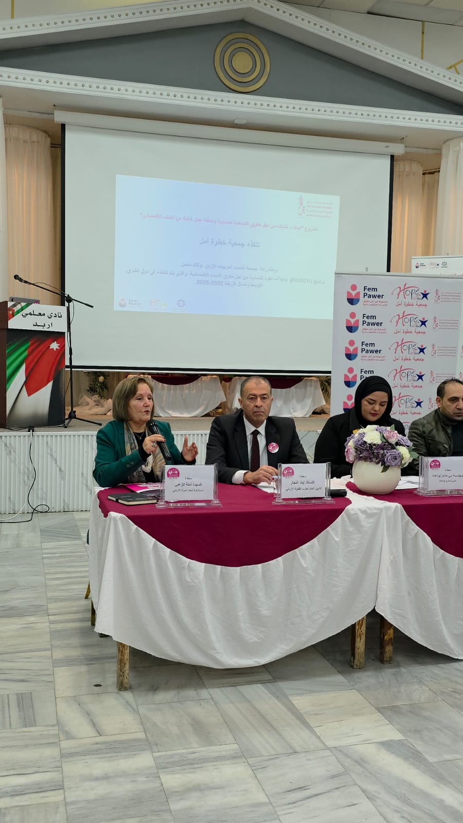 Madar Al-Saa Images 0.7021628218386874