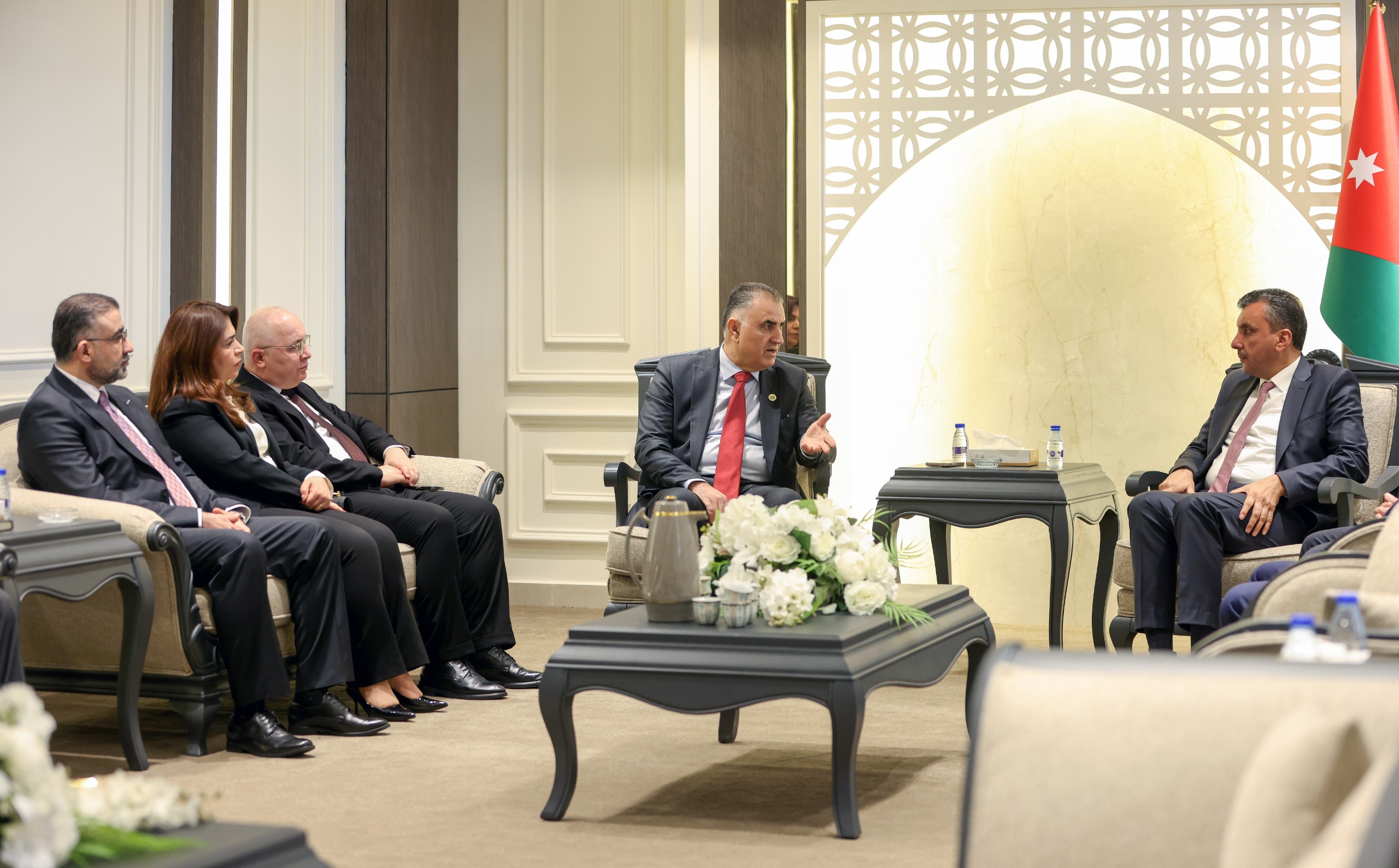 Madar Al-Saa Images 0.11395191757332235