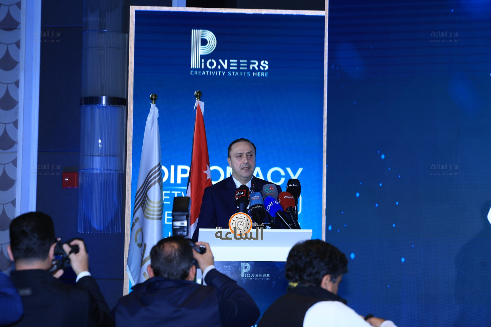 Madar Al-Saa Images 0.855624948042619