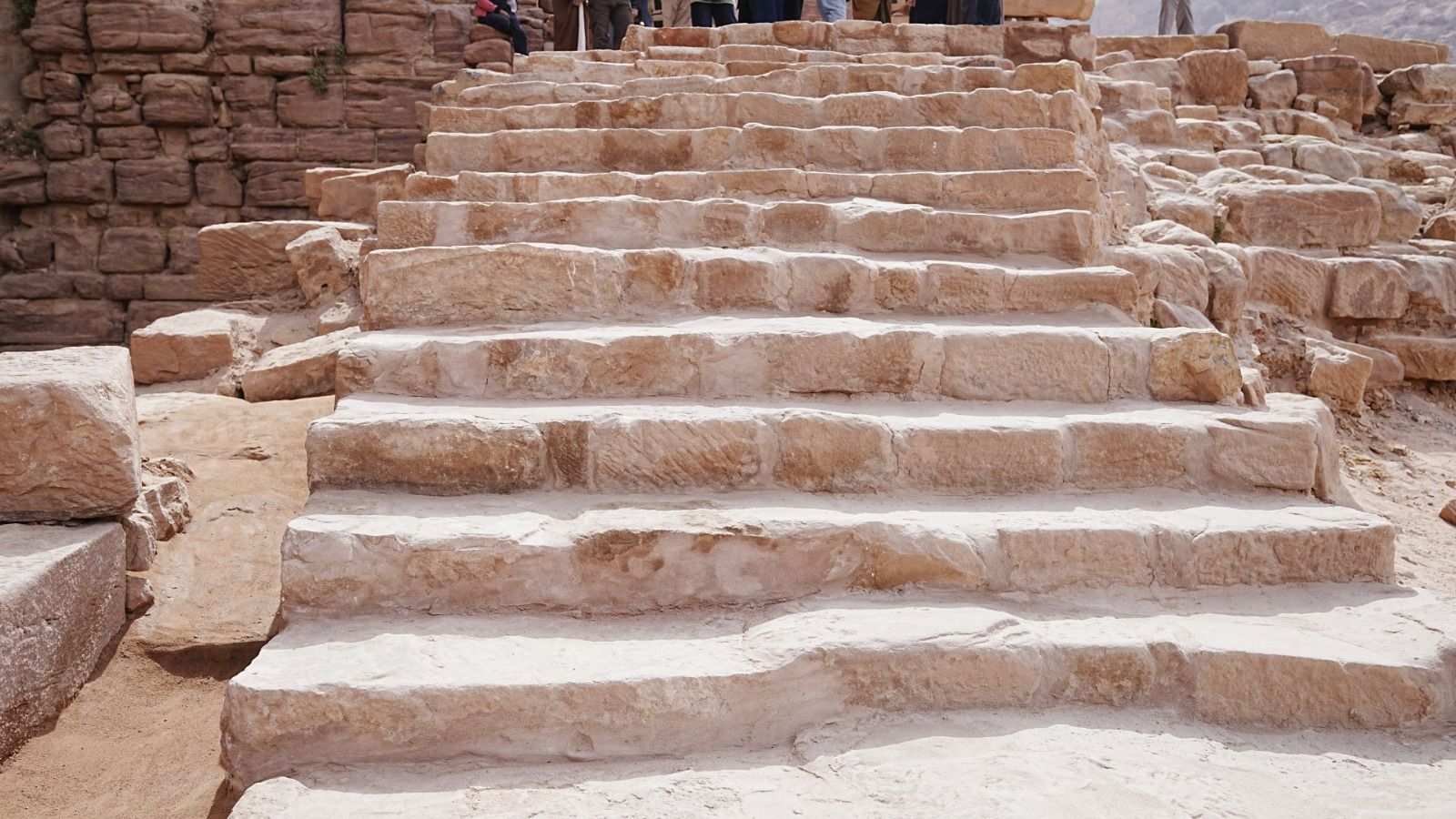 Madar Al-Saa Images 0.7543761961274281