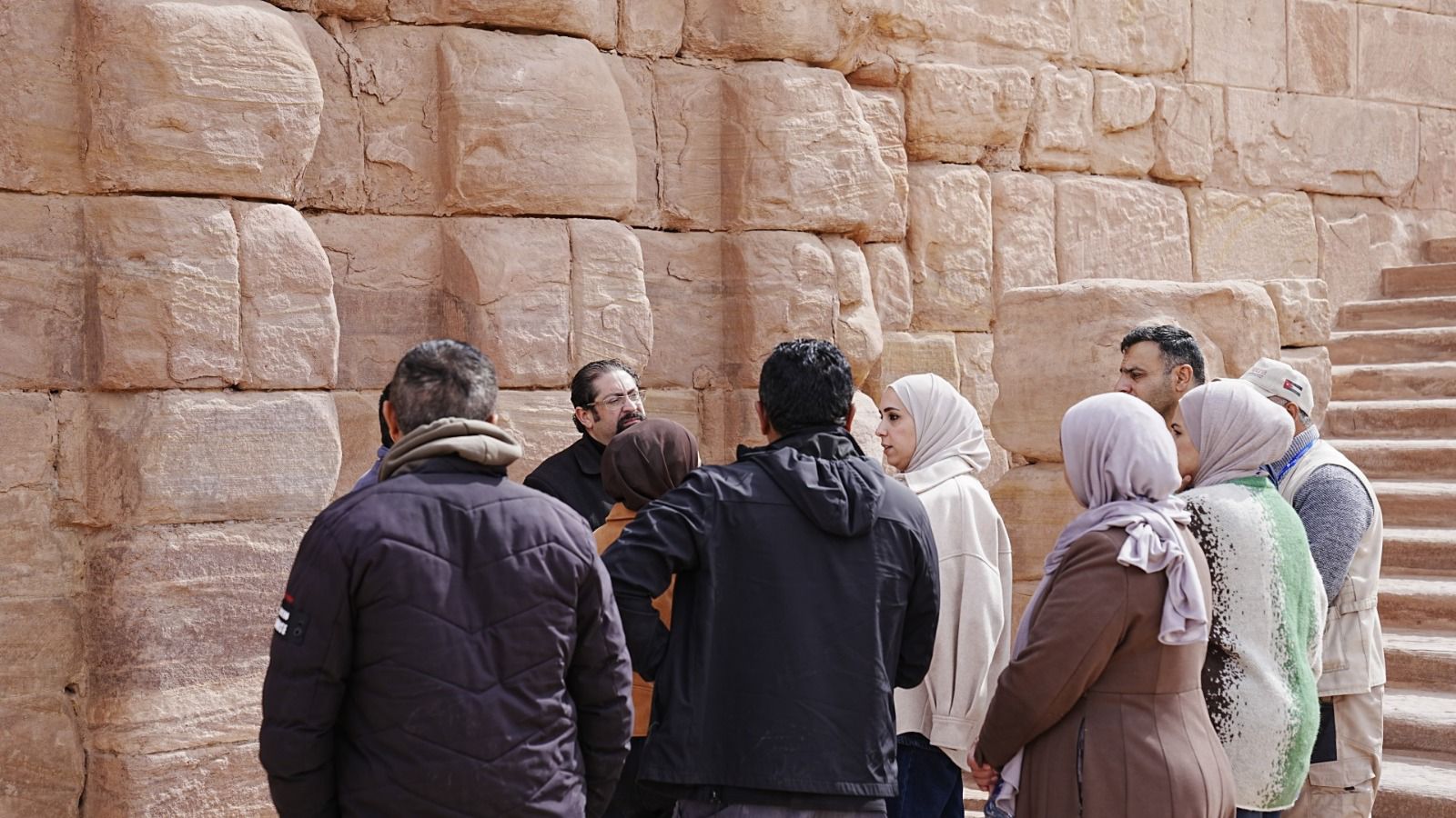 Madar Al-Saa Images 0.7204661408269277