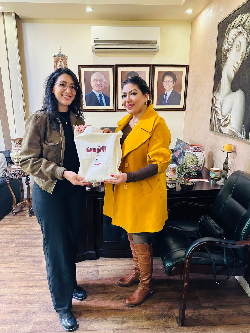 Madar Al-Saa Images 0.019356252649619377