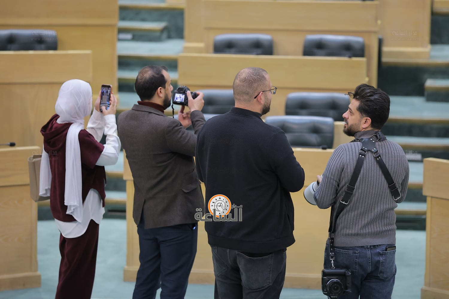 Madar Al-Saa Images 0.5421723129770643