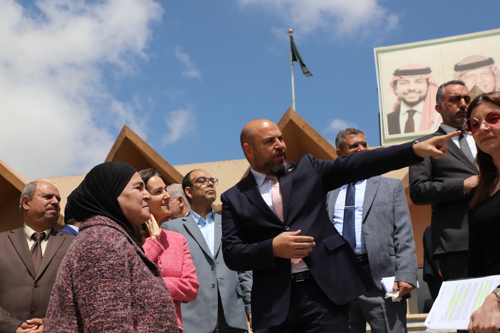 Madar Al-Saa Images 0.44119563995401634