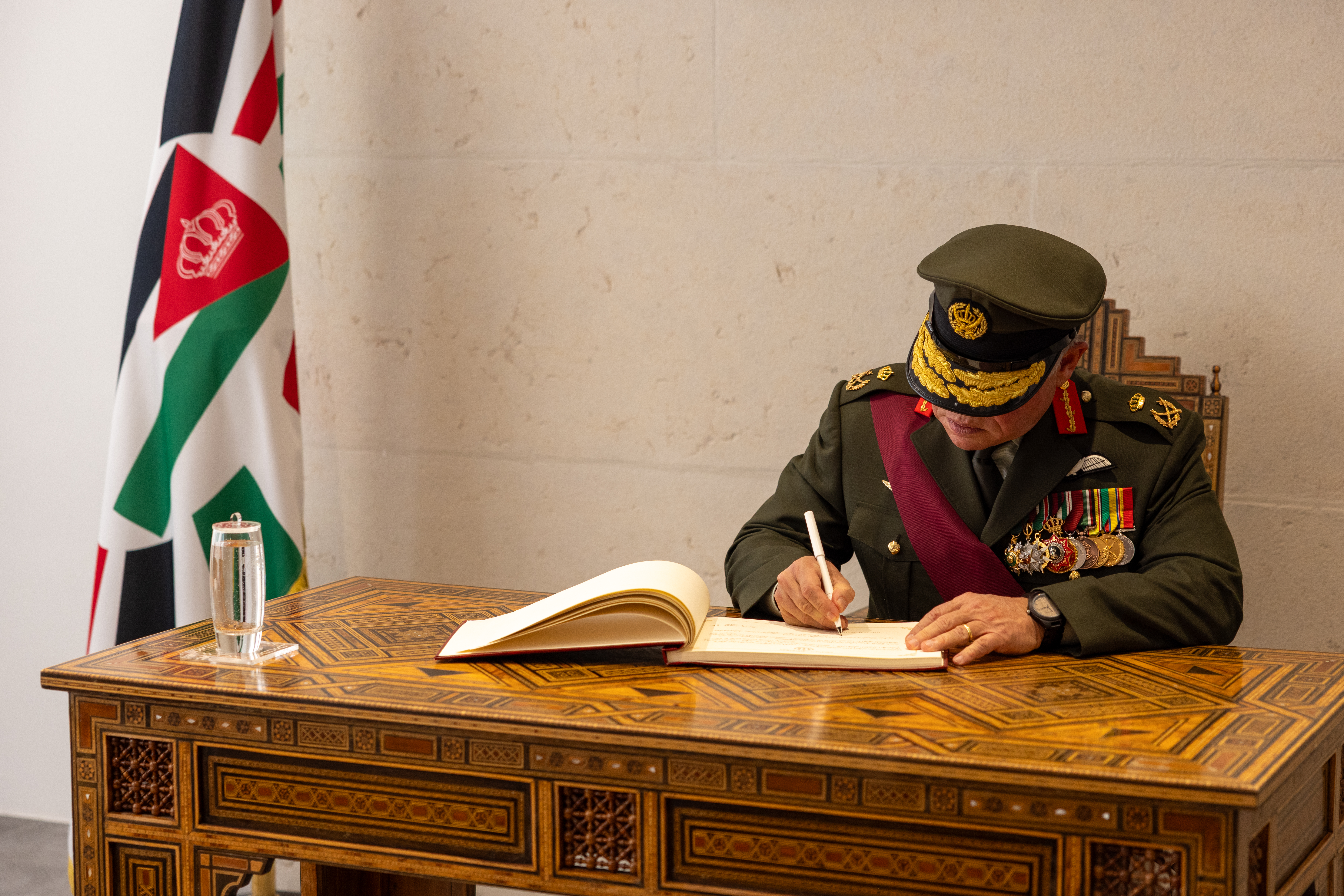 Madar Al-Saa Images 0.37310473302099456