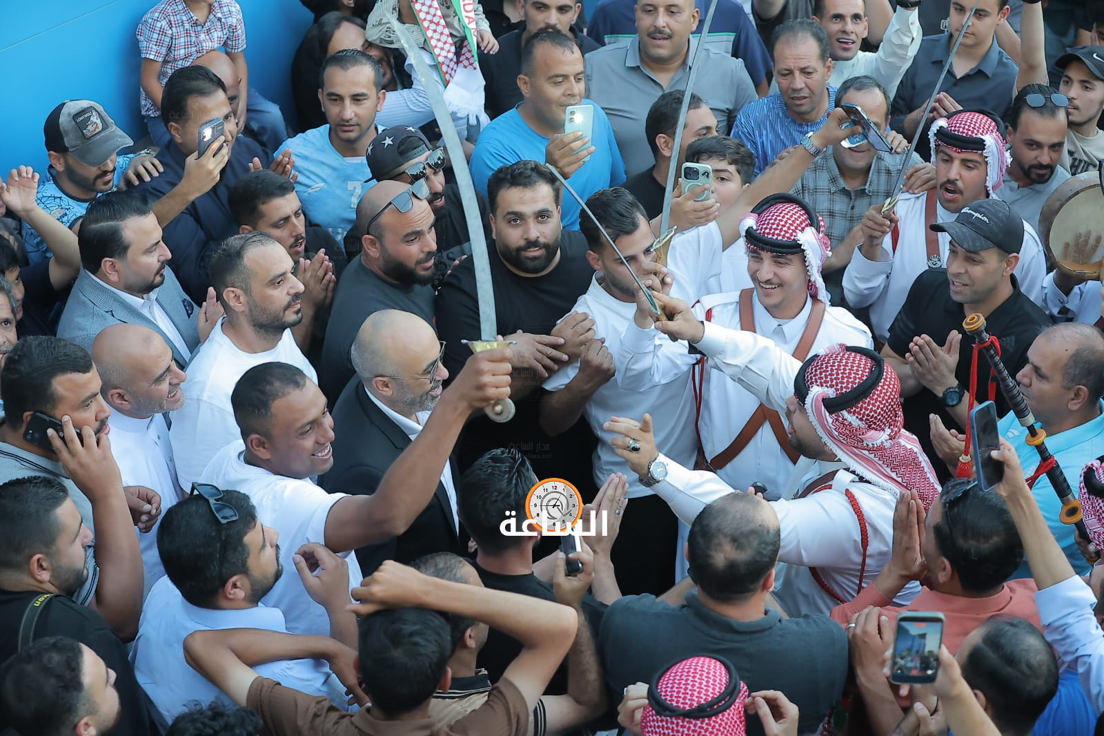 Madar Al-Saa Images 0.3760882343352614