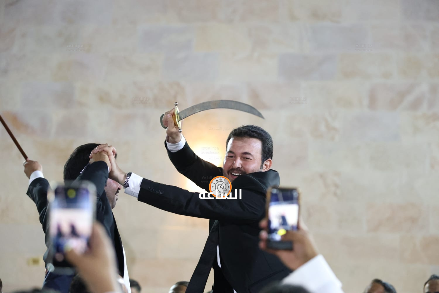 Madar Al-Saa Images 0.53618973363429