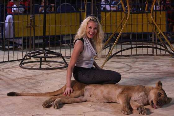 أنوسة كوتة هي أصغر مدربة أسود رغم نعومتها