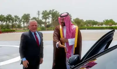 الملك يلتقي ولي العهد السعودي بمدينة