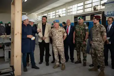 الملك، يرافقه ولي العهد، يزور مدرسة