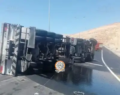 انقلاب شاحنة على طريق النقب (صورة)
