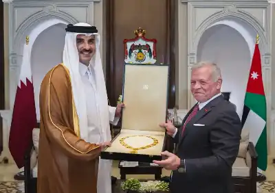 الملك يمنح الشيخ تميم قلادة الحسين