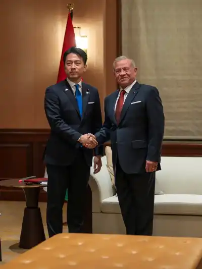 الملك يلتقي في طوكيو وزير الدفاع