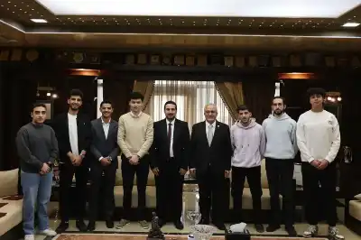 رئيس عمان الأهلية يكرّم فريق الجامعة