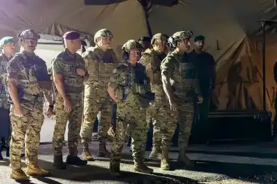 الملك يقلد ولي العهد شارة سيف