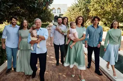 الملكة رانيا تنشر صورة جماعية للعائلة