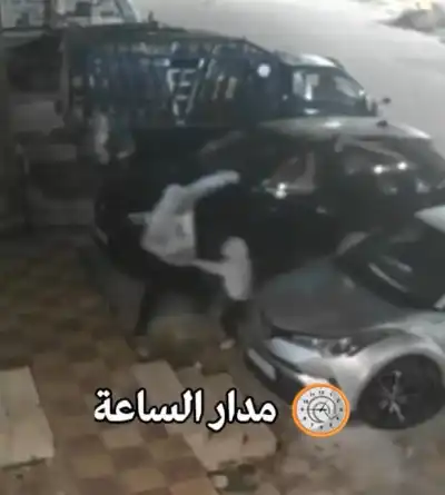 فيديو صادم.. ملثمان يهاجمان صحفيا أردنيا