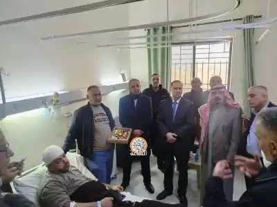 الوزير المومني يعود الصحفي فيصل التميمي