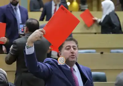 النائب الرقب يرفع البطاقة الحمراء على