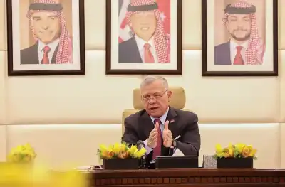 الملك يشارك في اجتماع عبر تقنية