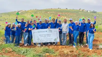 التجاري الأردني يزرع الأشجار المثمرة في