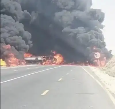 حادث بين صهريج وشاحنتين على الطريق