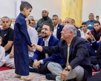 الملك وولي العهد يشاركان المصلين أداء