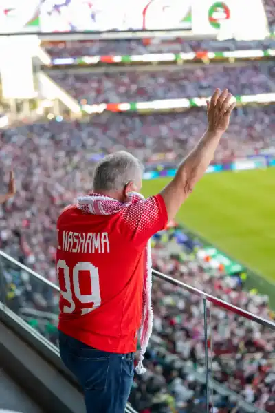 الملك وولي العهد يؤازران النشامى أمام
