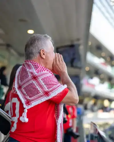 الملك وولي العهد يؤازران النشامى أمام