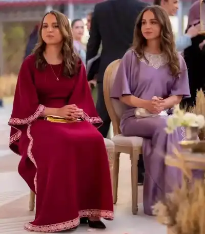 ولي العهد يهنئ شقيقتيه الأميرتين إيمان