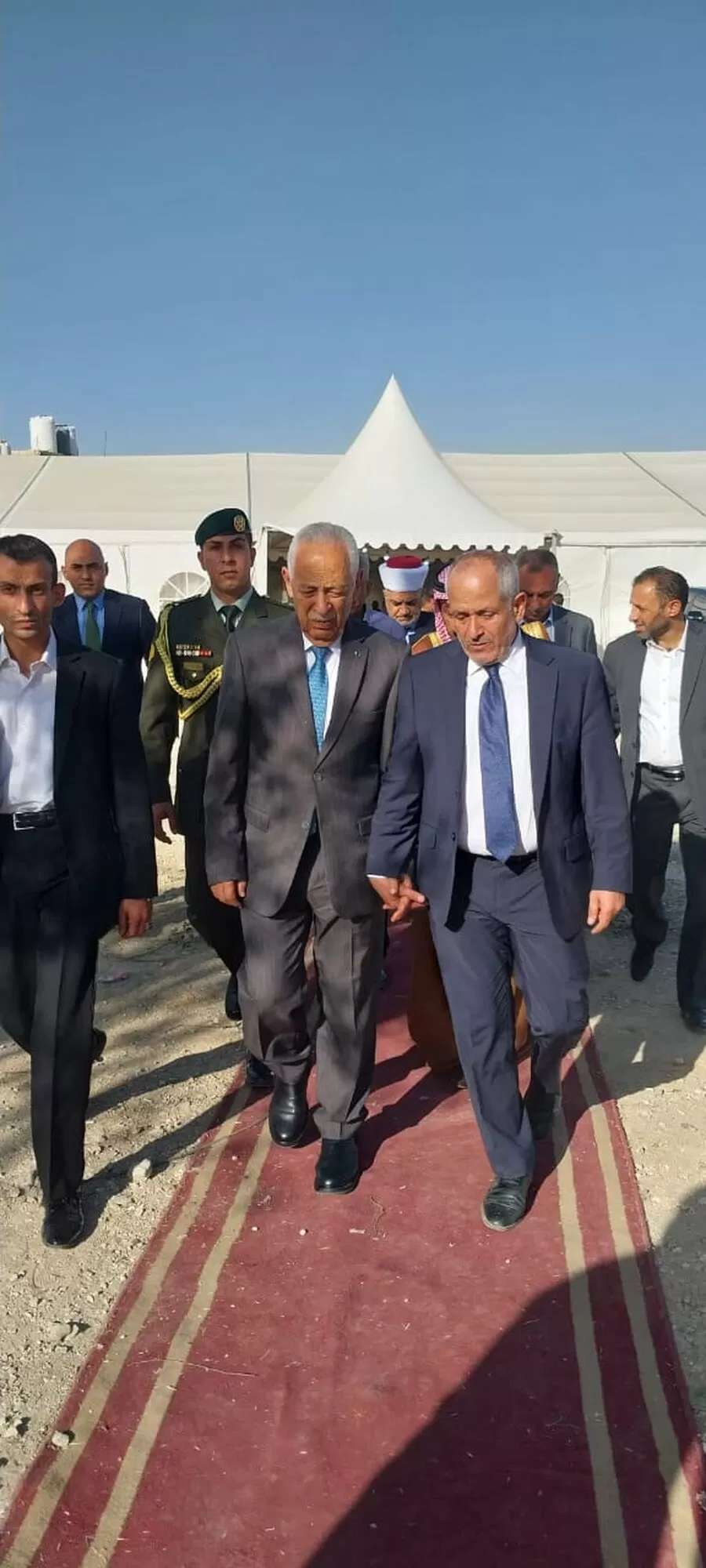 مدار الساعة,أخبار الأردن,اخبار الاردن,الملك عبدالله الثاني,ولي العهد,الديوان الملكي الهاشمي,1. #عزاء_الملك_عبدالله_الثاني: يعبر عن واجب العزاء الذي قدمه رئيس الديوان الملكي نيابة عن جلالة الملك عبدالله الثاني.,2. #تعازي_ولي_العهد: يشير إلى تعازي ولي العهد في وفاة الشخص المذكور وتعبيره عن مواساته لأسرته.,3. #العيسوي_في_العاصمة: يشير إلى زيارة رئيس الديوان الملكي الهاشمي يوسف حسن العيسوي لذوي المتوفى في محافظة العاصمة.