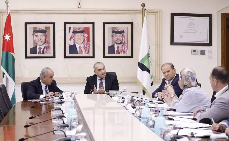 مدار الساعة,أخبار الأردن,اخبار الاردن,وزير الأشغال العامة والإسكان,وزير النقل,ماهر أبو السمن,وزير التربية والتعليم,الدكتور عزمي محافظة,عزمي محافظة,وزارة الأشغال العامة والإسكان,وزارة الأشغال