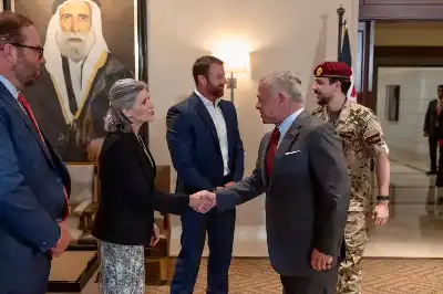الملك يستقبل في قصر الحسينية وفدا