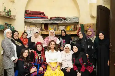الملكة رانيا العبدالله تزور السلط وتتجول