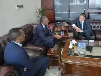 الرواد يبحث مع سفير جمهورية رواندا