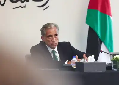 رئيس الوزراء يجتمع بالأمناء العامّين للوزارات