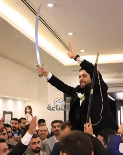 موظفو وزارة السياحة والآثار يهنئون زميلهم