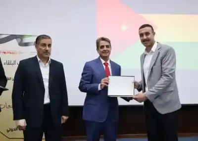وزير الشباب يكرم الشاب سعد العوامرة