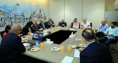 النقل النيابية تزور شركة رؤية عمان