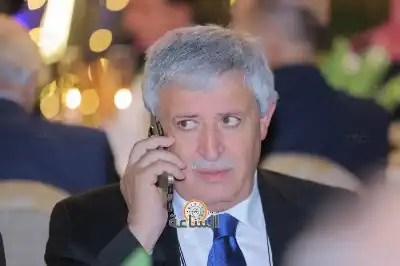 ماذا يفعل الوزير القطامين في مكتبه