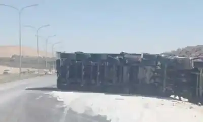 تدهور وانقلاب تريلا محملة بالرمل وسقوط