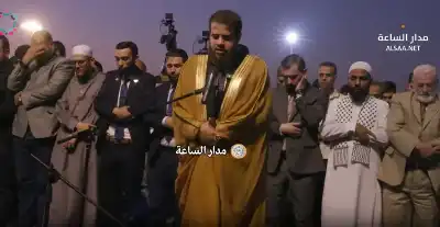 شاهد.. أدهم النابلسي يؤم المصلين في