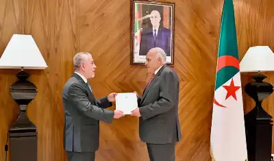 السفير عاهد سويدات يقدم نسخه من