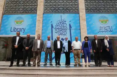 مجلس أمناء جامعة الزرقاء يزور مكتبة