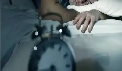 5 عادات مضللة قبل النوم.. خبراء